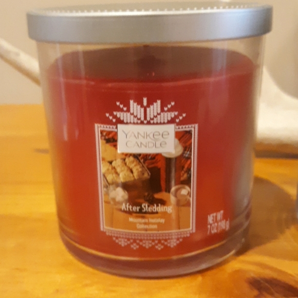 (2) 7oz Yankee Mountain Holiday Collection Candles - Picture 2 of 3